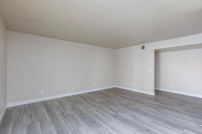 Building Photo - Freshly Renovated 2-Bedroom Las Vegas Condo