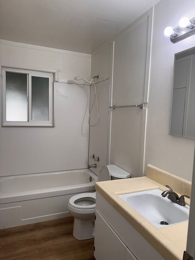 Building Photo - 3BR 1BA w/ 2 Car Garage + Fenced Yard in West Sacramento