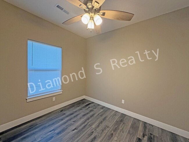 Building Photo - Gorgeous 4 Bedroom Ozark House Coming Earl...