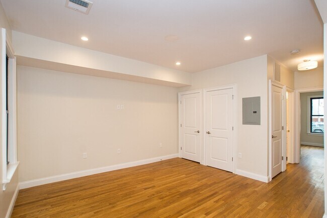 Building Photo - 282 Chelsea St