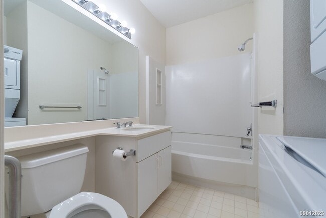 Building Photo - Palm Court, $2645, 2br/2ba Townhouse w/2 p...