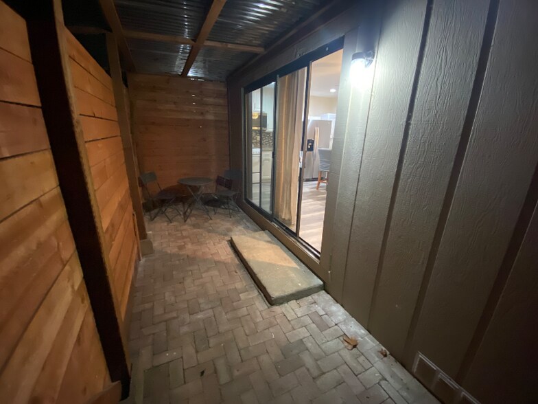 Building Photo - 447 Warwick Dr