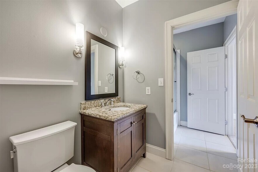 Building Photo - 127 N Tryon St