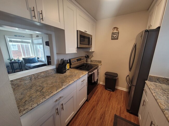 Building Photo - 2 Bedroom, 2.5 Bath Condo with with Ocean ...