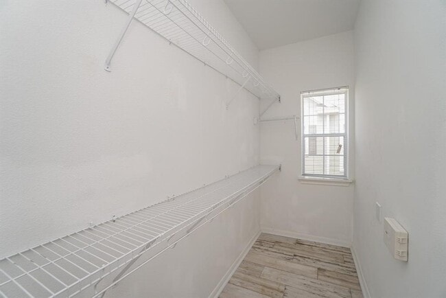 Building Photo - Stunning Townhome Near Medical Center!