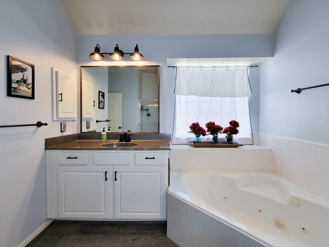 Building Photo - Welcome home to this charming 4-bedroom, 3-bathroom brick house in the desirable Stone Gate commu...