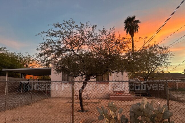 Primary Photo - 419 E Lester St