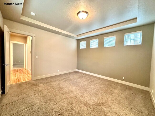 Building Photo - Luxury Living Near Valley River!