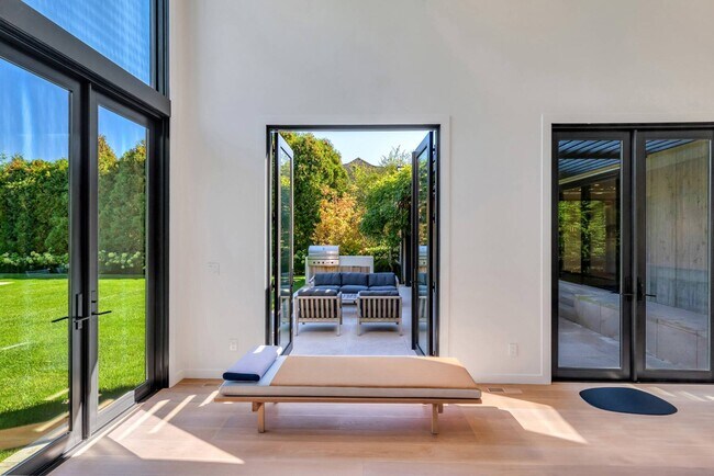 Building Photo - 60 Gansett Ln