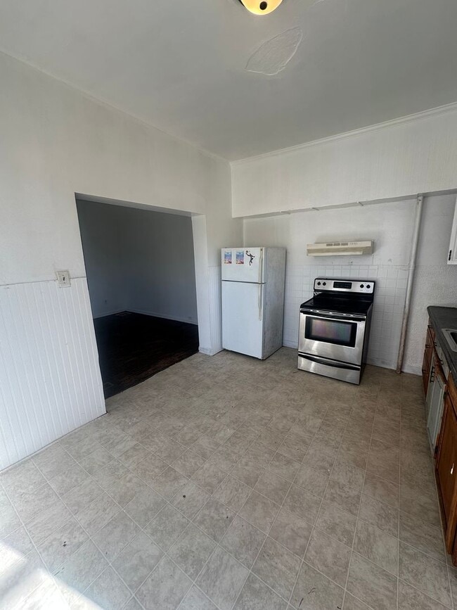 Building Photo - 650 W King St