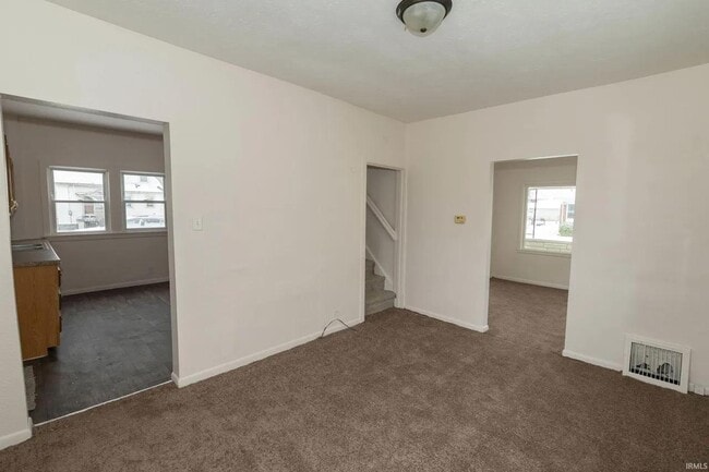 Building Photo - 914 W 6th St