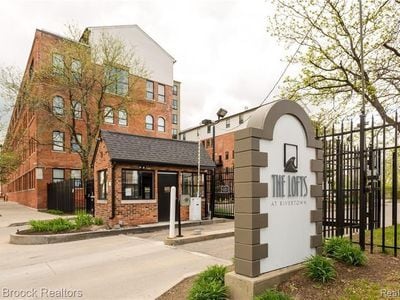 Building Photo - 6533 E Jefferson Ave