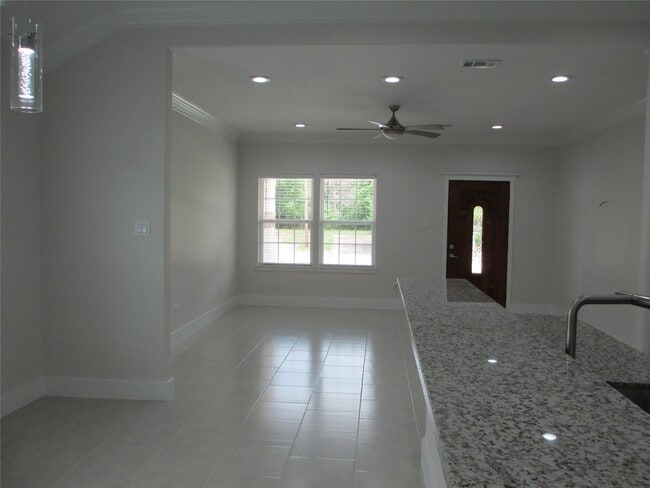 Building Photo - 1209 Elm St