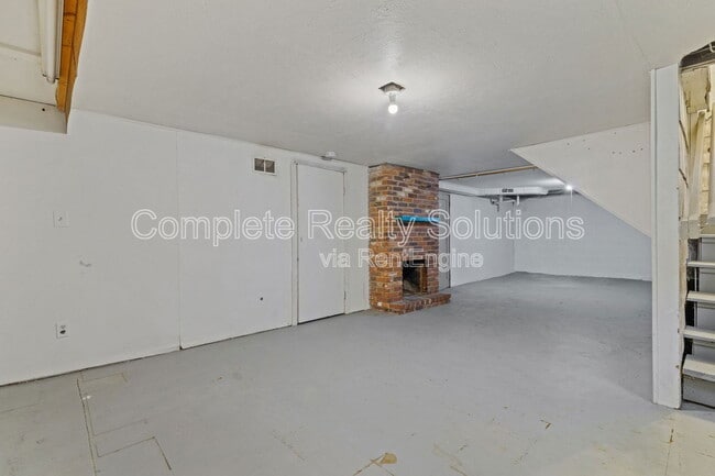 Building Photo - 916 January Ave