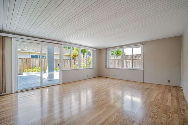 Building Photo - Charming 3BR/2BA Single Family Home for re...