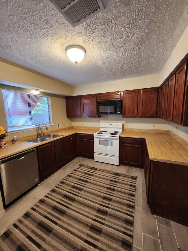 Building Photo - 10045 Emerald Creek Dr