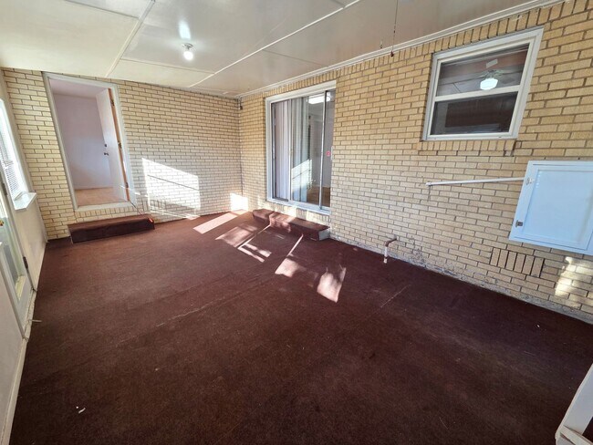 Building Photo - Spacious 3/4 bedroom, 2 bath home beautifu...