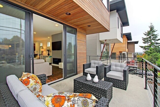 Building Photo - Luxurious 4 Bedroom Home with 2 Car Garage