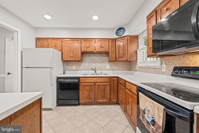 Building Photo - 5590 Neddleton Ave
