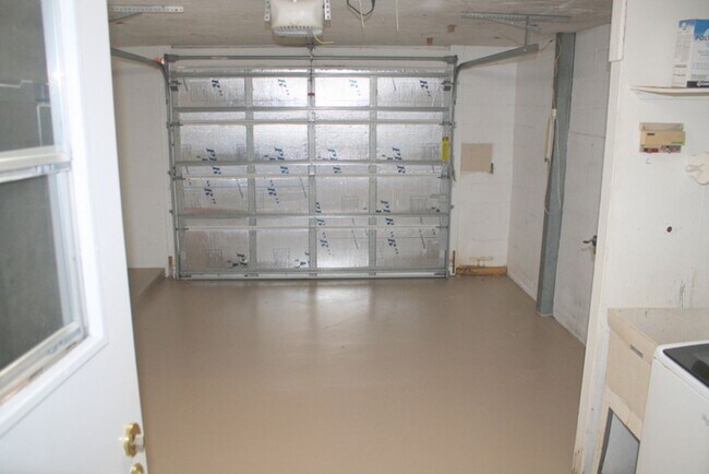 Building Photo - Beautifully updated 2 bedroom 2 bath