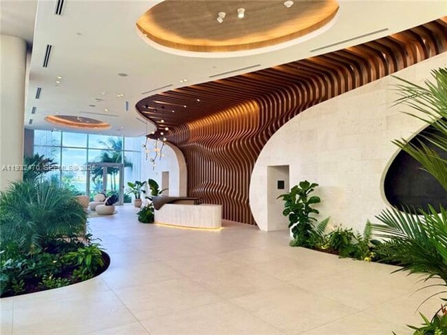 Building Photo - 700 NE 24th St