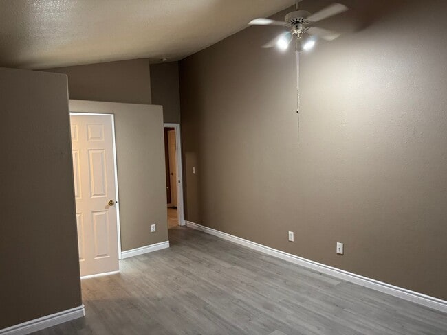 Building Photo - 2 Bedroom FAST MOVE IN!