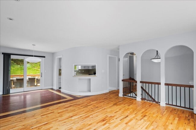 Building Photo - Heathcote Hill neighborhood 3 Bedroom 2 Ba...