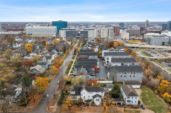 Building Photo - 647 Fairview Ave NE