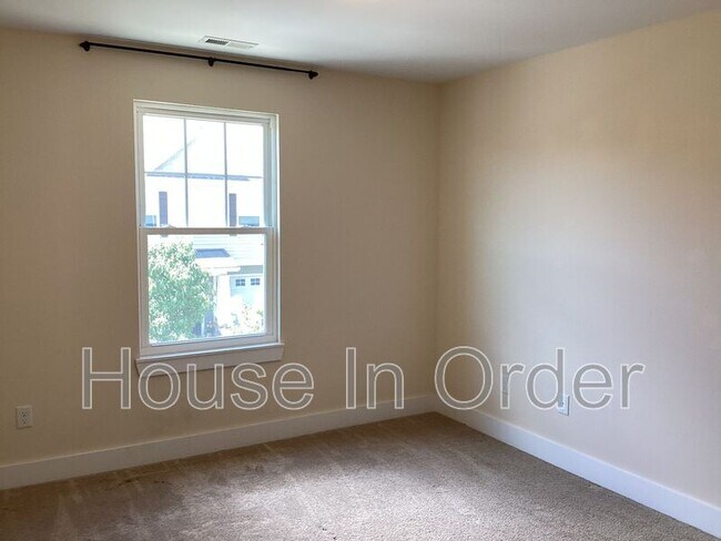 Building Photo - 102 Monmouth Way