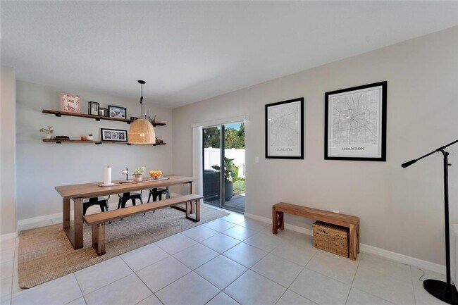 Building Photo - 403 Royal Empress Dr