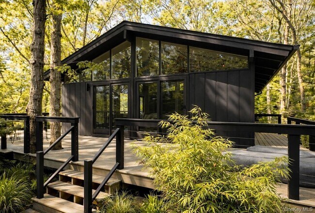 Building Photo - 15 Lake View Ct