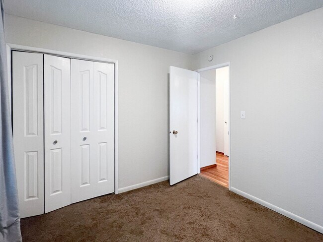 Building Photo - 1235 Crescent Dr