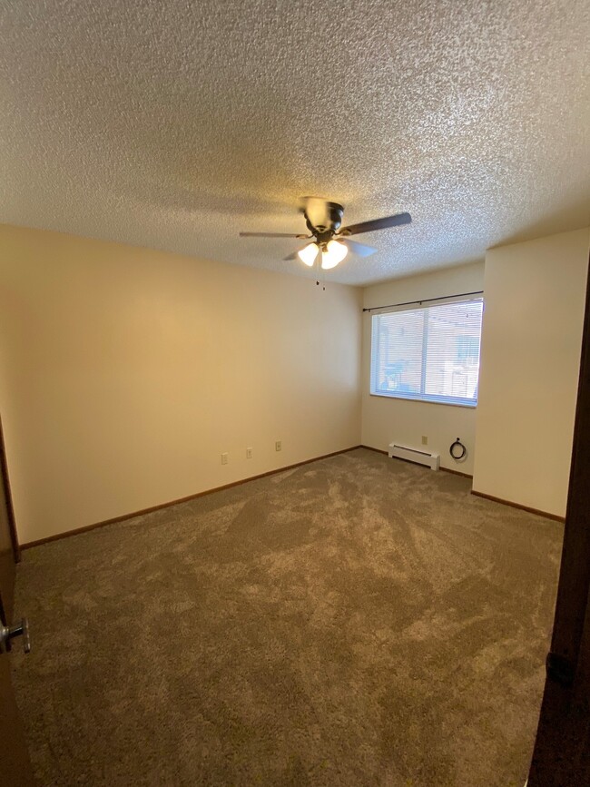 Building Photo - Golden Oaks Apartments