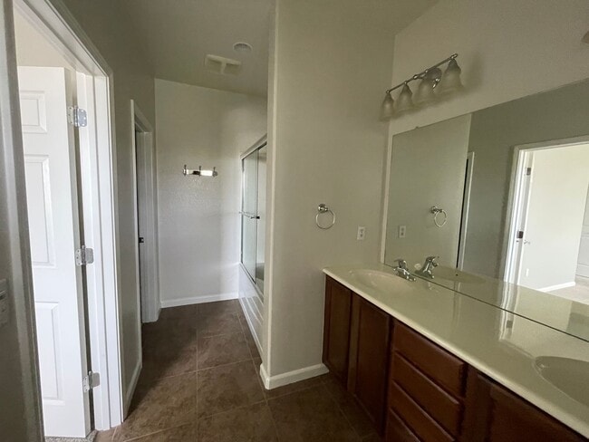 Building Photo - Nice Townhome w/ Detached Garage, Granite ...