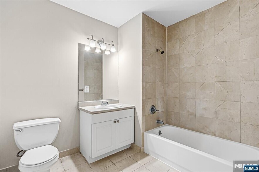 Building Photo - 905 River Rd