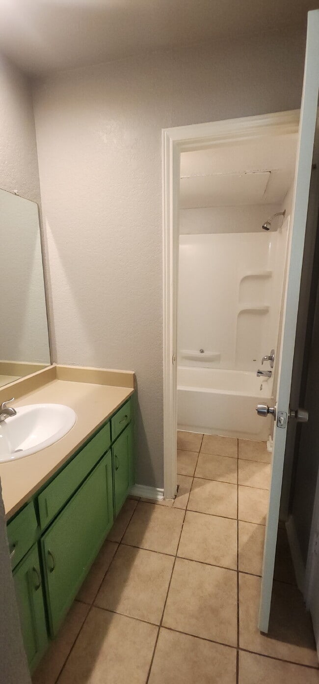 Building Photo - Charming 2 Bed/ 1 Bath Duplex with a Garag...