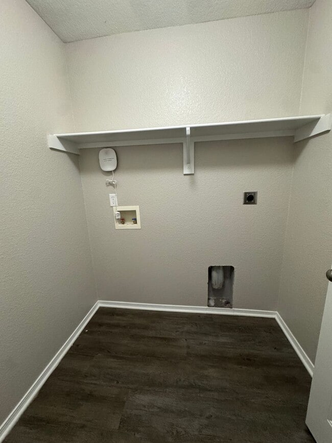 Building Photo - 4 bed / 2 bath Available Now!