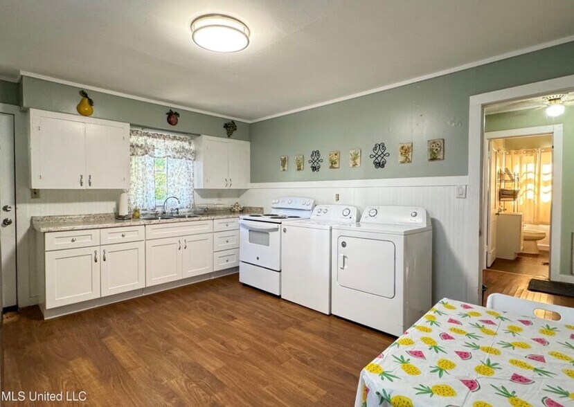 Building Photo - 213 Lindale St