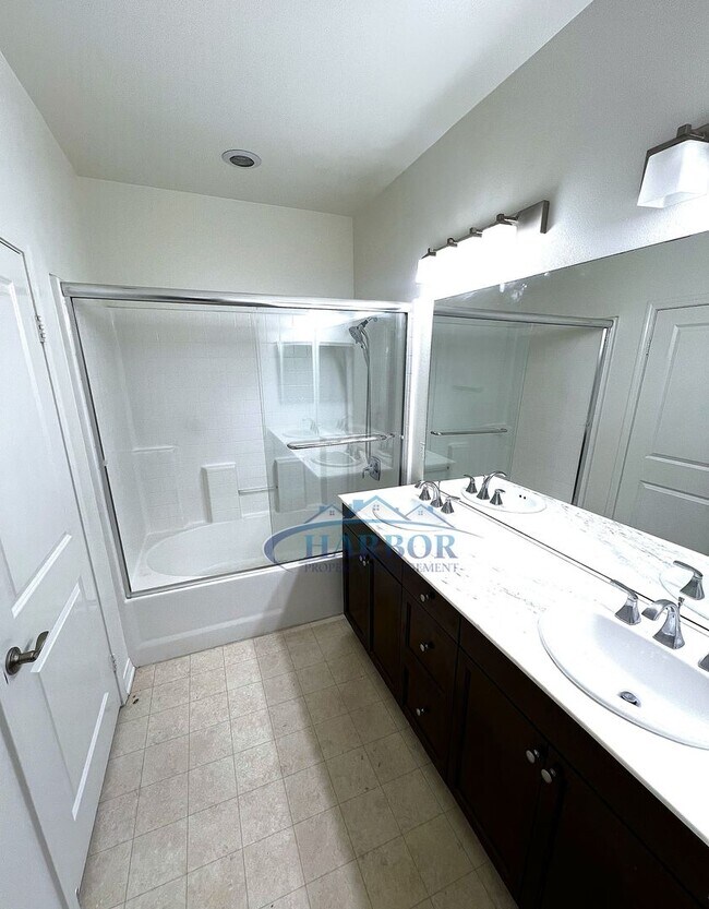Building Photo - Elegant 3-Story, 4-Bedroom, 3-Bath Condo