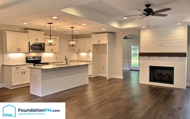 Building Photo - 1155 Brado Dr