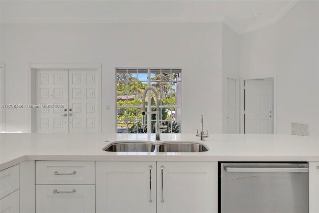 Building Photo - 6841 SW 71st Ave