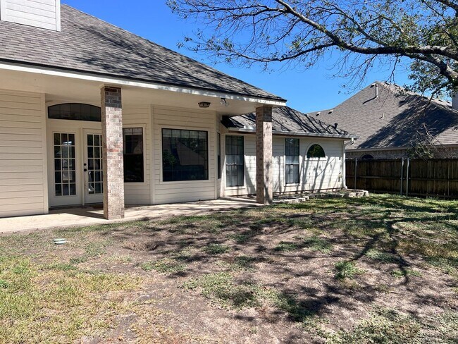 Building Photo - Gorgeous Craftsman home in well establishe...