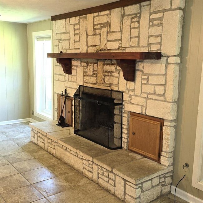 Building Photo - 135 Redbud St