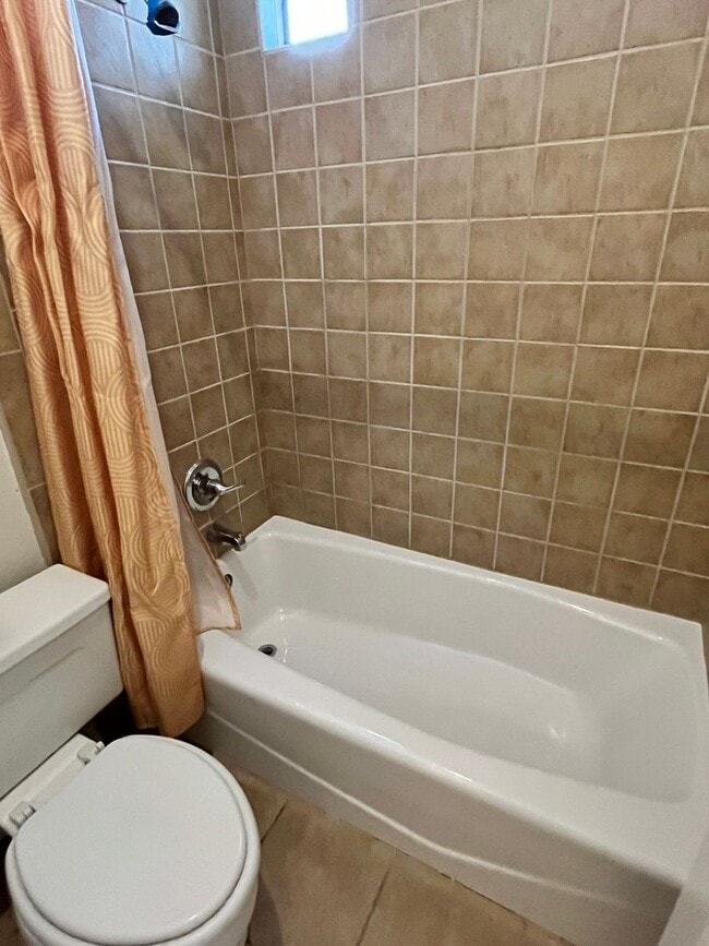 Building Photo - Cozy One Bedroom in Hyde Park