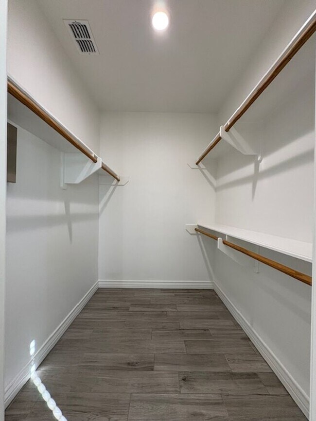 Building Photo - DCR602