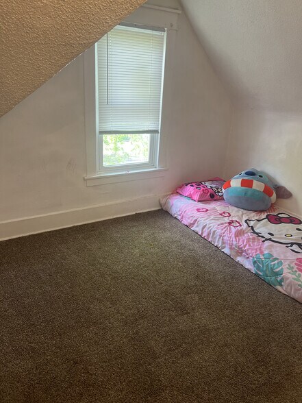 Building Photo - 1113 6th St E