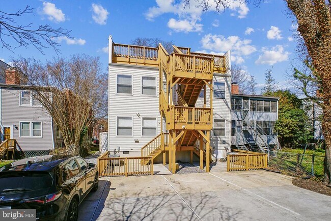 Building Photo - 1346 Nicholson St NW