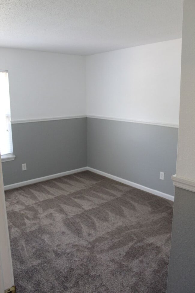Building Photo - 612 Woodfield Cir