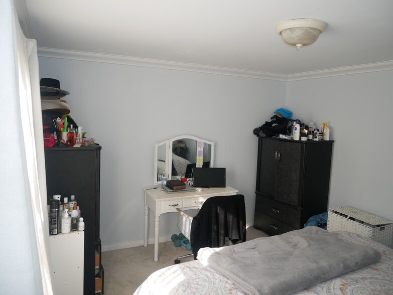 Building Photo - 190 Knickerbocker Rd