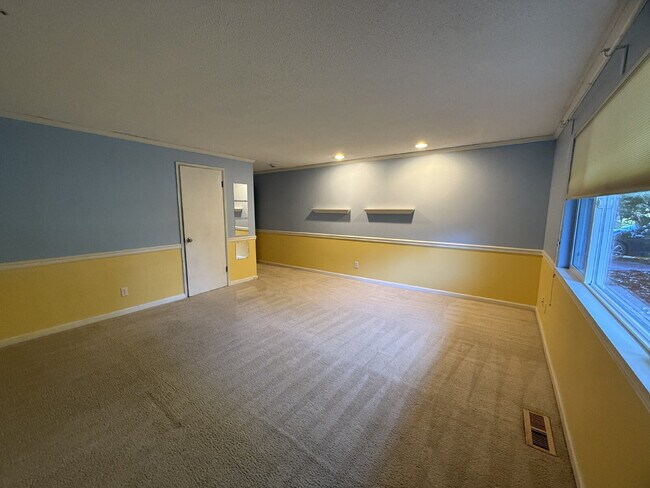 Building Photo - Spacious 4-Bedroom Retreat in Renton Available!